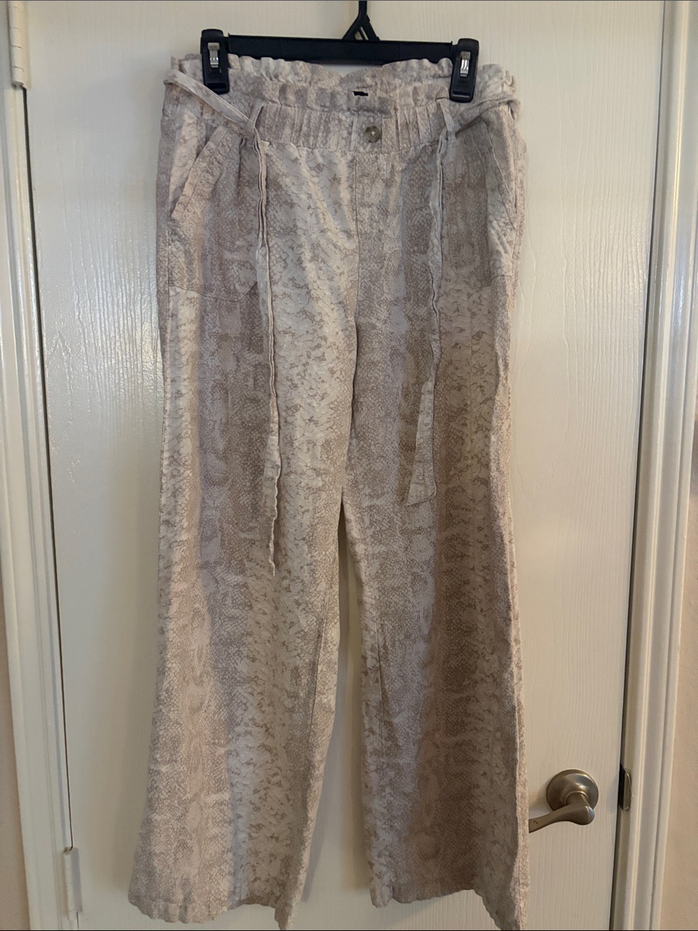 Rewash cream and tan linen blend snakeskin wide leg pants. Sz L